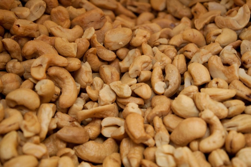 BULK NUTS: Cashew Nuts 320 Roasted No Salt, 25 lb - Vending Business Solutions